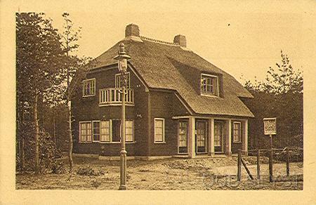 Pauw v. Wieldrln-1920-001.jpg - De firma van houtbouw, “de Nemico N.V.” te Zeist, liet in 1920 dit huis bouwen aan de Pauw van Wieldrechtlaan (nr. 26). Tegenwoordig is het huis aan de achterzijde uitgebouwd. Op het bortdje staat: “Te Koop, te bevragen bij N.V. Het Buitenverblijf in Nederland, gevestigd a.d. Slotlaan te Zeist”. Foto genomen na oplevering in 1920.